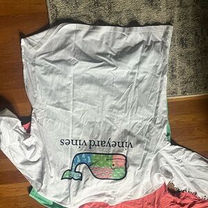 Never worn, tags still on, vineyard vines XL white whale t-shirt